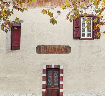 photographie artistique

photographie documentaire

série photo

art visuel

mémoire urbaine

paysage urbain

façade commerciale

esthétique du réel

🏚️ Mots-clés sur l’abandon / façades / commerces

commerce abandonné

boutique fermée

magasin déserté

friche commerciale

façade abandonnée

patrimoine du quotidien

devanture ancienne

rideau métallique baissé

vitrines fermées

🕰️ Mots-clés sur le temps / transformation

traces du temps

urbanité en transformation

ville en mutation

déclin urbain

effacement urbain

ruines modernes

temporalité urbaine

🎨 Mots-clés liés à la démarche artistique

photographie du réel

documentaire poétique

art contemporain

regard photographique

poétique du banal

beauté du quotidien

esthétique de l’abandon

📍 Mots-clés pour réseaux sociaux (hashtags)

#silenceonferme

#photodoc

#photographieurbaine

#urbexlight (sans exploration illégale)

#façadeabandonnée

#commercefermé

#beautedusilence

#memoiredeslieux

#tempsquifile