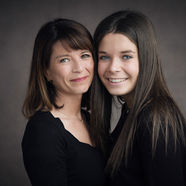 séance photo mere et fille naturelle et souriante en studio avec une douce lumière à Nay près de Lourdes et Tarbes