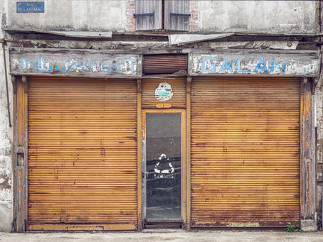 Ces boutiques fermées ne sont pas vides : elles gardent les voix, les gestes, les petites habitudes d’autrefois. Devant leurs façades abîmées, on ressent encore la chaleur de ce qui a vécu. Silence, on ferme parle de ça : de la tendresse qu’on peut encore trouver dans les lieux que le temps a laissés derrière lui.