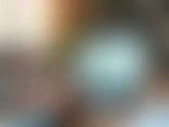 Computador aberto com planilhas financeiras e pessoa digitando em uma mesa organizada