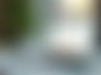 Mesa de escritório moderno com computador ligado mostrando tela de cadastro online para abertura de MEI, bloco de notas e caneta ao lado