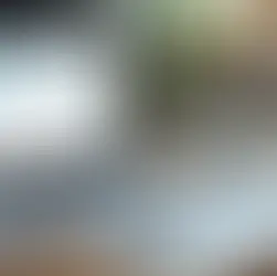 Mesa de trabalho com computador mostrando software de contabilidade online e ao lado documentos fiscais e calculadora representando contabilidade tradicional 