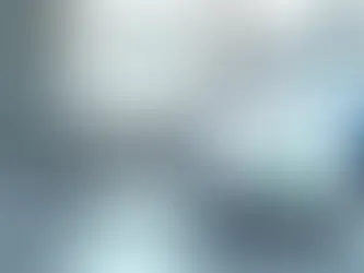 Computador com tela mostrando gráficos e planilhas financeiras sobre prestação de serviços interestaduais