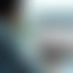 Empresário analisa conta bancária da empresa com alerta de bloqueio na tela do notebook 