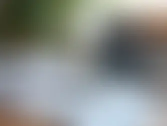 Mesa com documentos fiscais organizados, laptop aberto e caneta ao lado