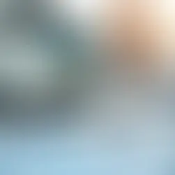 Mesa de trabalho com laptop, documentos fiscais, calculadora e smartphone mostrando aplicativo financeiro para MEI 