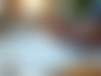Pessoa organizando despesas mensais com documentos e calculadora na mesa