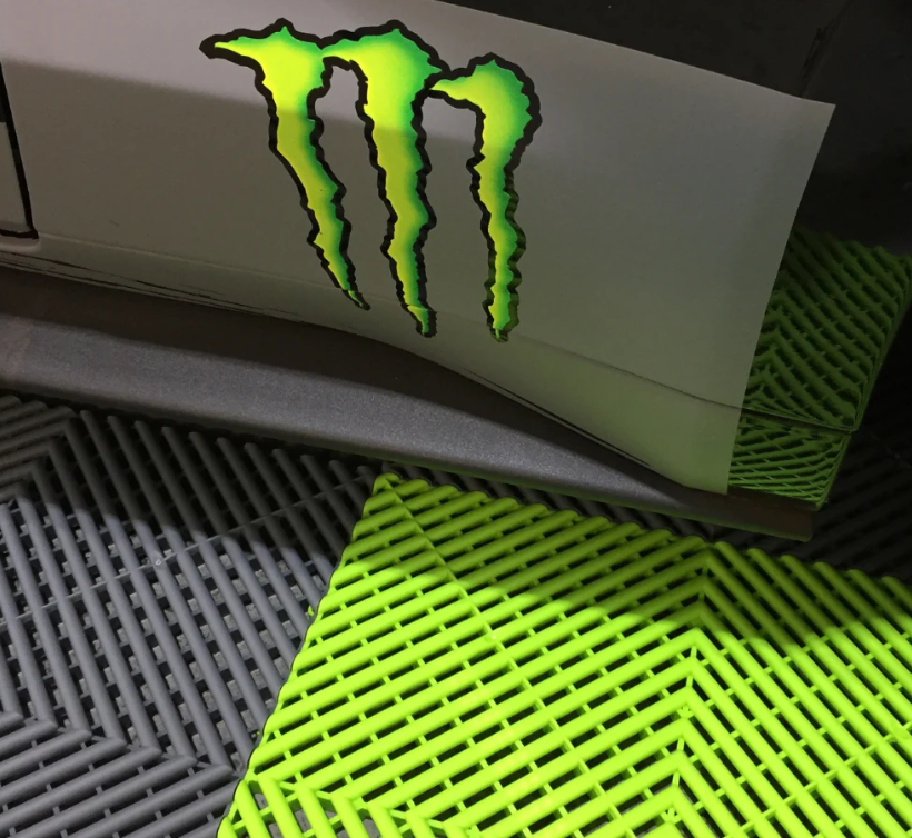 Thumbnail: Swisstrax Ribtrax PRO Techno Green ryškiai žalia modulinė grindų danga garažui ir parodoms