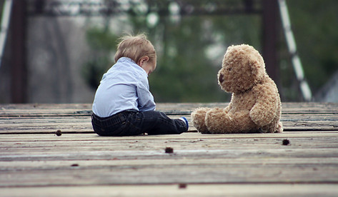 Bébé avec ours en peluche