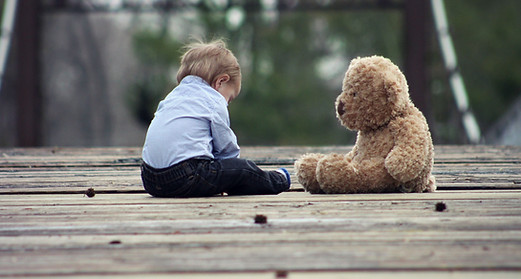Bébé avec ours en peluche