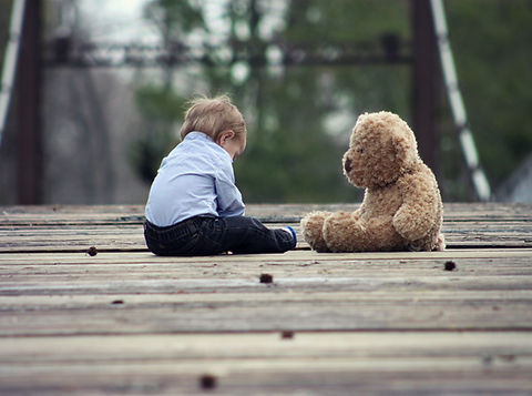 Bebê com urso de peluche