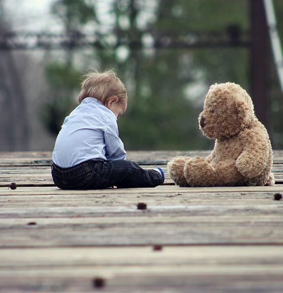 Bébé avec ours en peluche