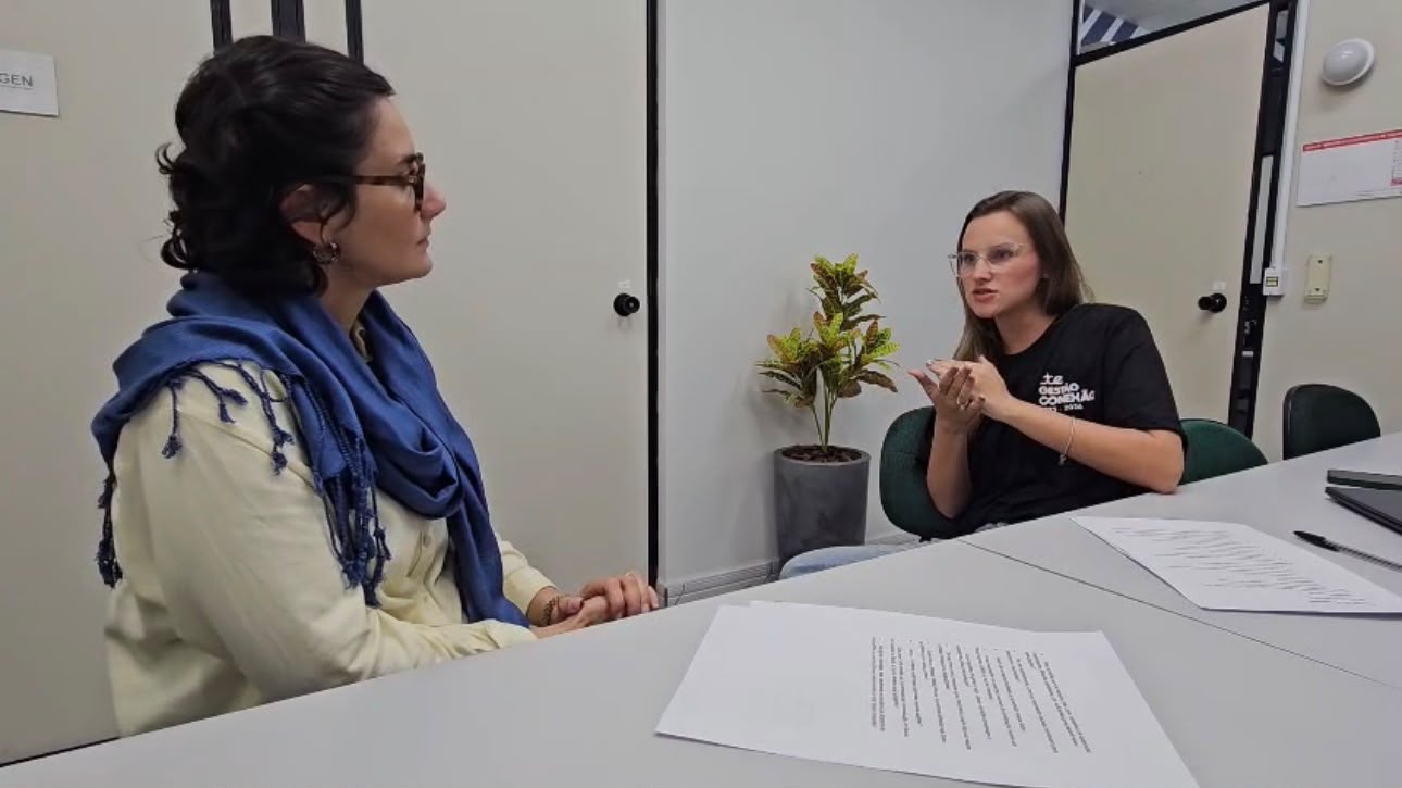 A acadêmica Camila Jacoby, presidenta do Diretório Central dos Estudantes da Unesc, conversa com a professora Camila Serafim Daminelli sobre juventude, movimentos estudantis e utopias.