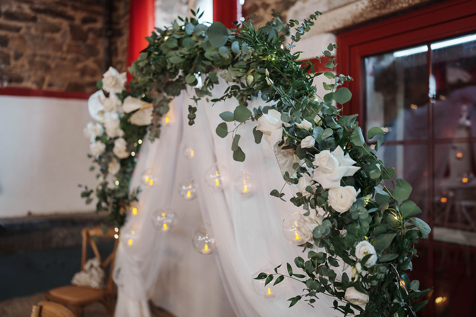 Arche de cérémonie décorée pour un mariage par une wedding planner et designer florale