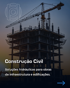 Edifício em construção com guindastes, representando soluções hidráulicas para obras de infraestrutura e construção civil.