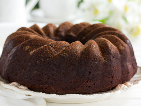 Sobrou chocolate quente do inverno, ele vai ficar ótimo nesse bolo de chocolate com café!!!!!