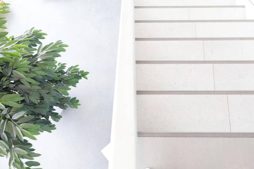 Design intérieur épuré, choix de matériaux de qualité, escalier principal blanc et lumineux