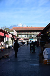 The magic of Yunnan lies in the invisible thread between Wonders and Woks. This journey follows that thread. At one end is soul-stirring natural artistry: the towering snow line and modern glaciers of Jade Dragon Snow Mountain, the millennial smiles preserved in the grottoes of Shibaoshan, the flowing clouds mirrored in the wetlands of Lashi Lake, and the time-smoothed flagstones of Shaxi Old Town. At the other end is the land’s warmest breath: the earthy scent of ingredients in the morning market, the rising steam of communal hotpots, the leisure steeped in coffee and tea aromas, and the ethnic flavors passed down through skillful hands.