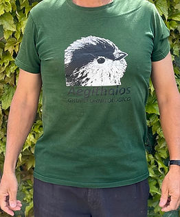 Imagen frontal de la camiseta de la asocación aegithalos en color verde con el logo de la asociación