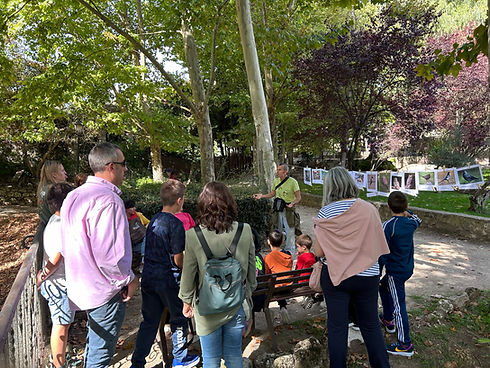 Miembro de la asociación durante un taller de educación ambiental