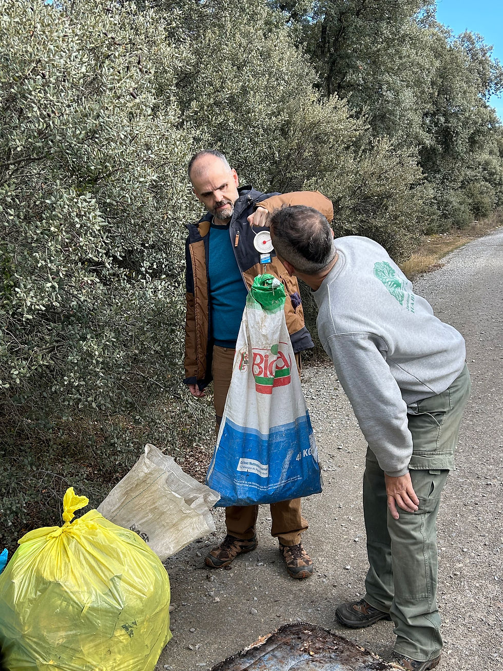 Pensando una de las bolsas de basura recogidas durante la jornada.