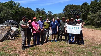 Foto de voluntarios en una jornada de basuraleza en la vía pecuaria