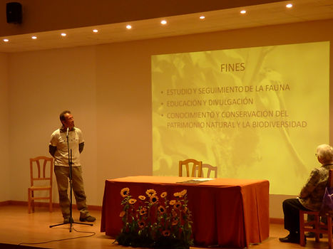Miembro de Aegithalos dando una conferencia