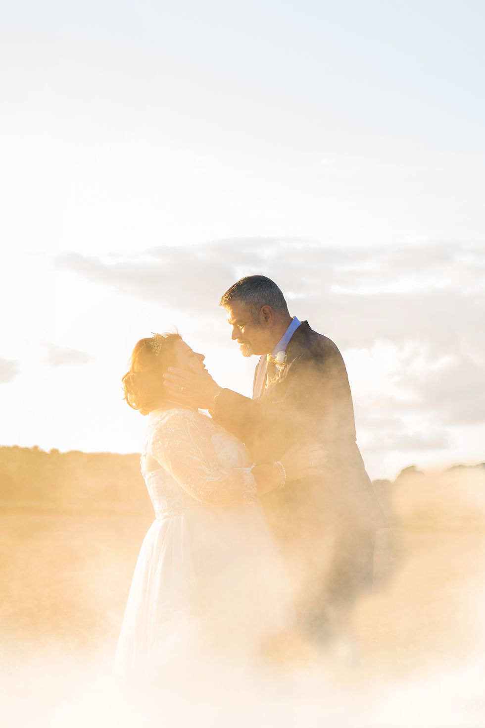 Smoke bombs. Smoke Bombs wedding. Smoke Bombs wedding photos. Smoke Bombs wedding photography