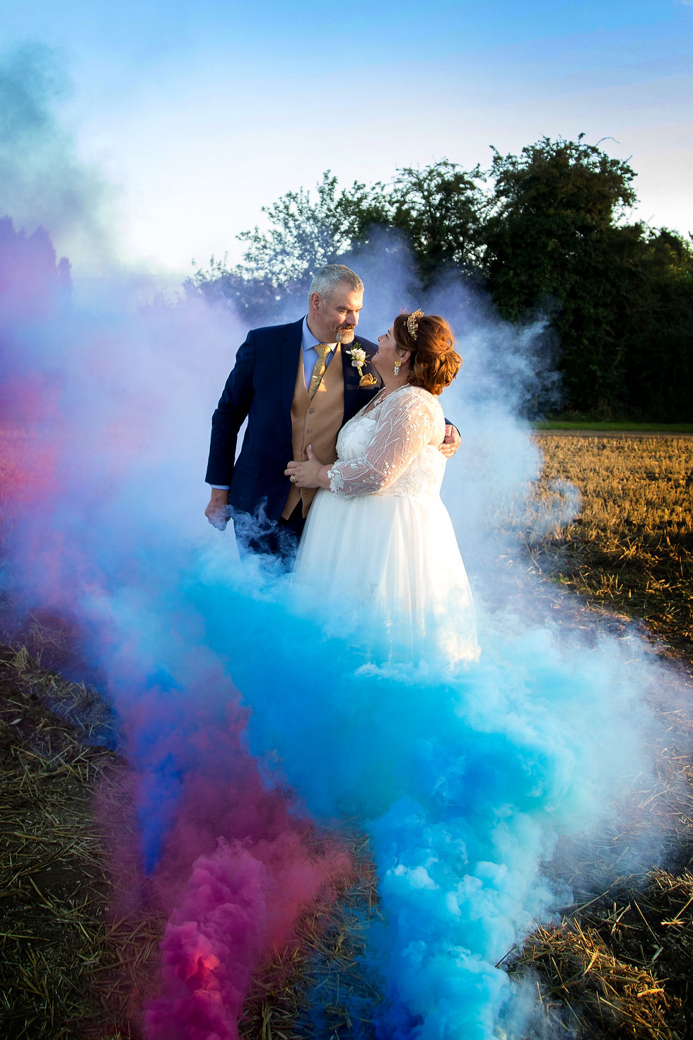 Smoke bombs. Smoke Bombs wedding. Smoke Bombs wedding photos. Smoke Bombs wedding photography