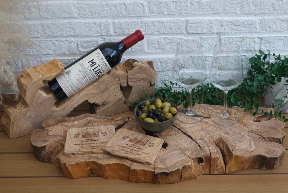 Olijfhouten wijnfleshouder met glazenonderzetters en grote aperitiefplank