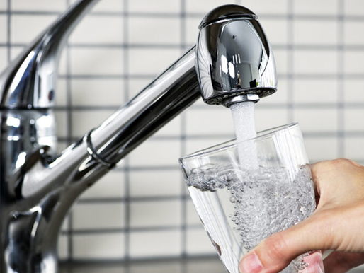 Українцям почали надходити платіжки за воду з оновленими цінами: список нових тарифів від водоканалів