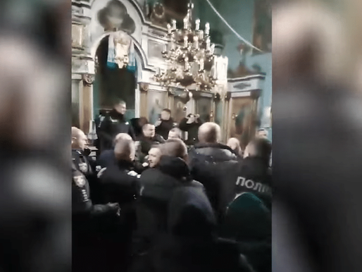 На Волині прихильники УПЦ МП з боєм і криками передали громаді ПЦУ ключі від храму