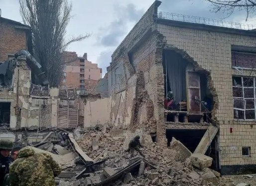 Балістична атака на Київ: зруйнована частина Академії мистецтв, поранена викладачка (відео)
