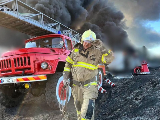 Масштабна пожежа спалахнула на Київщині після обстрілу: до гасіння залучили робота
