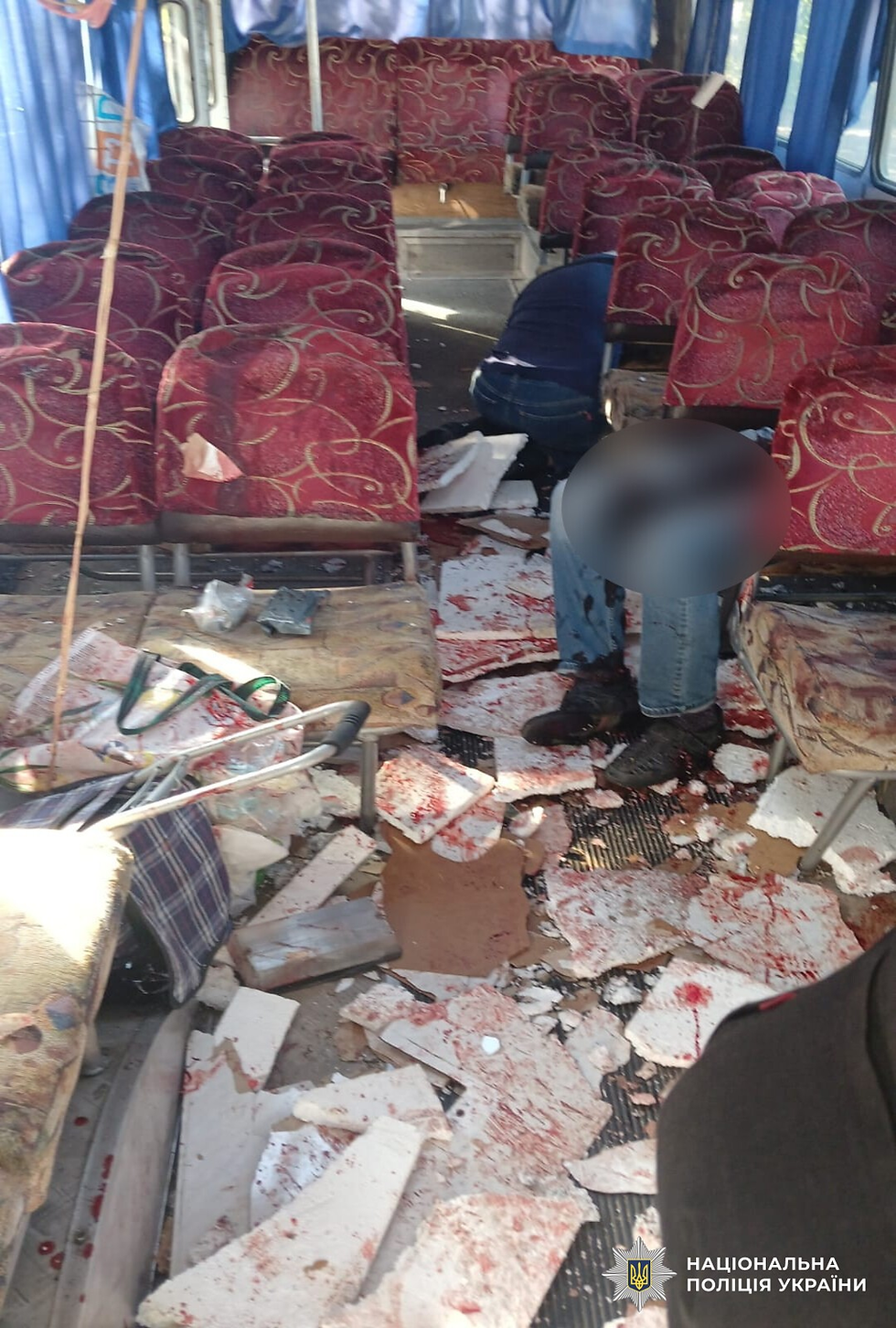 Наслідки удару РФ по автобусу в Херсонській області. Фото: facebook.com/UA.National.Police