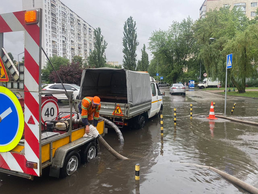 У Києві злива підтопила низку вулиць у кількох районах