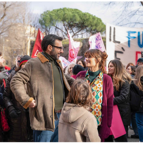 Valerio e Alessandra, insieme al figlio di 6 anni ad una manifestazione