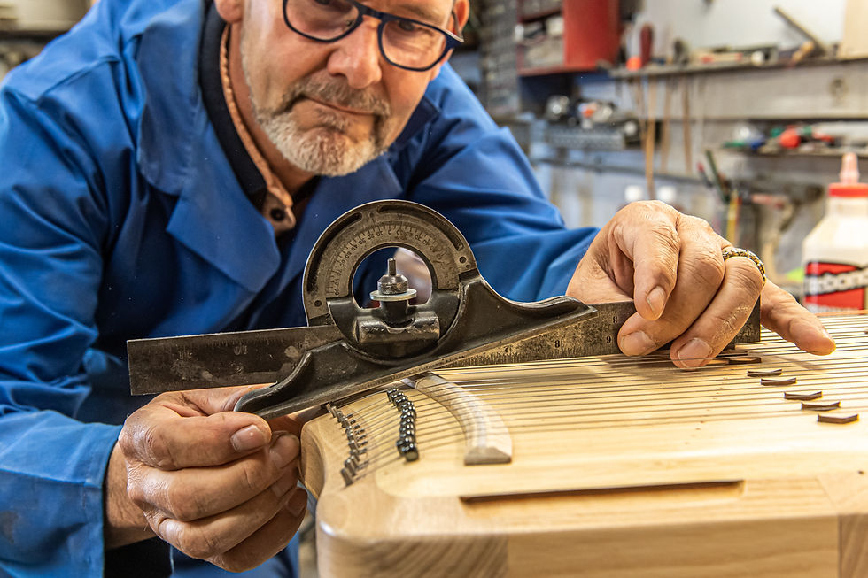 Vue rapprochée d'une cithare en bois en cours de fabrication dans un atelier