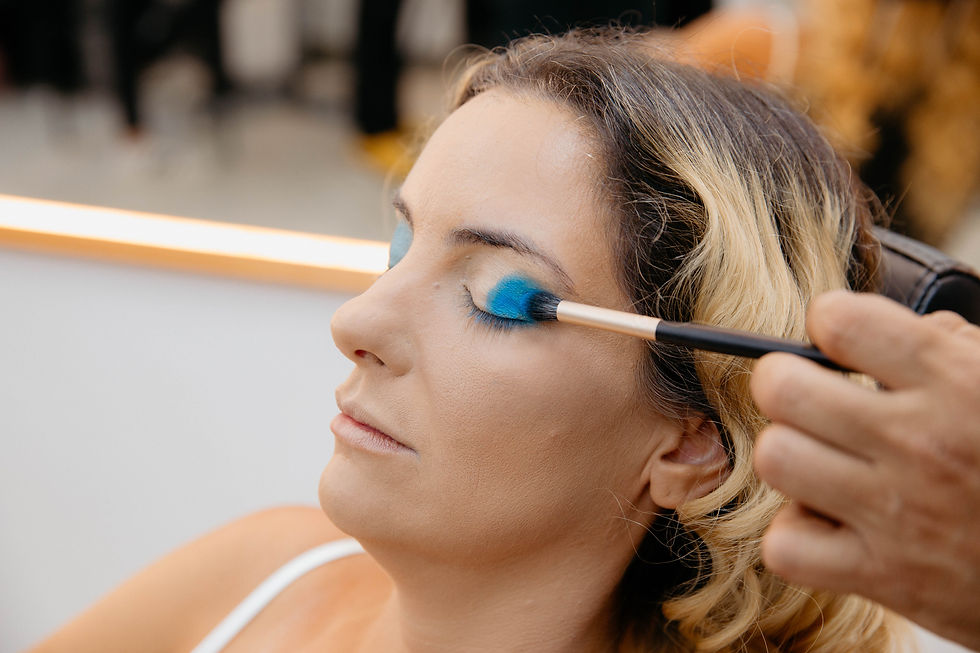 2 Passo Aplicação de sombra azul escuro no canto externo da pálpebra superior