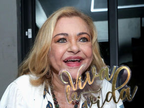 Bernadete Simonelli comemora niver entre amigos