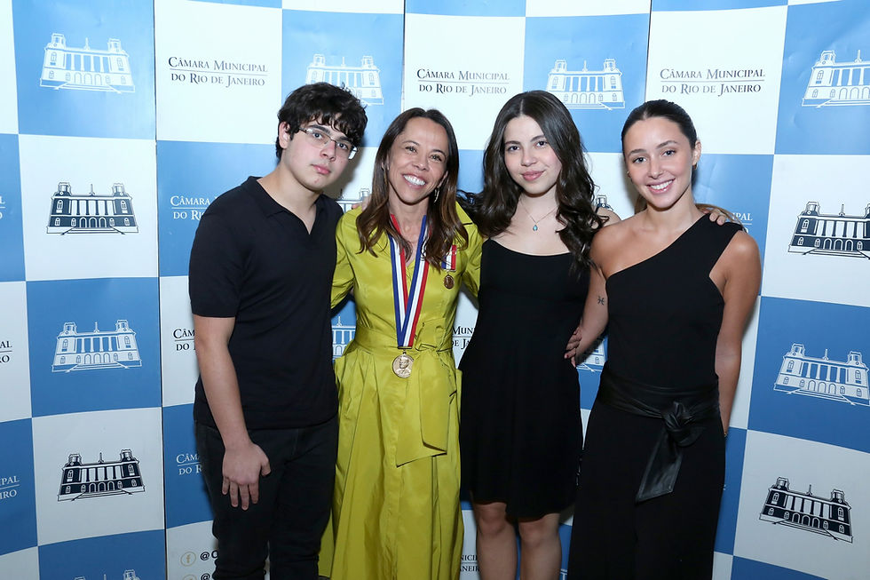 Daniela Santa Cruz recebe a Medalha Pedro Ernesto-Câmara Municipal do Rio de Janeiro