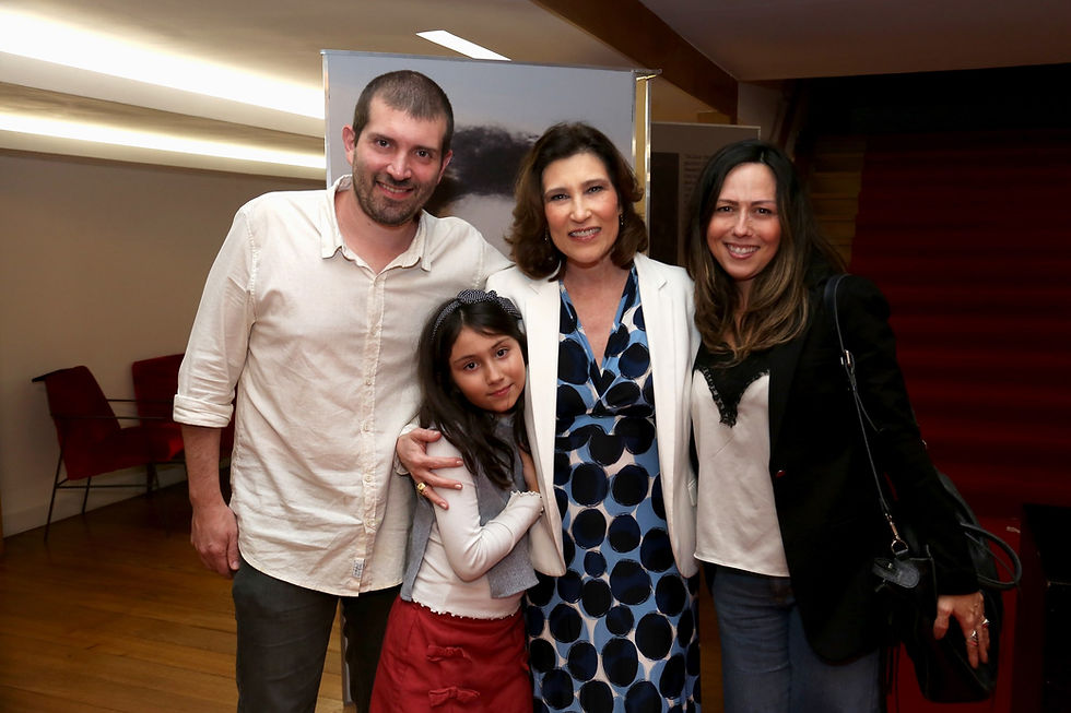 Joao Gabriel Carneiro, Beth Goulart, Camila Avancini e Maria Luiza Avancini - foto de Vera Donato
