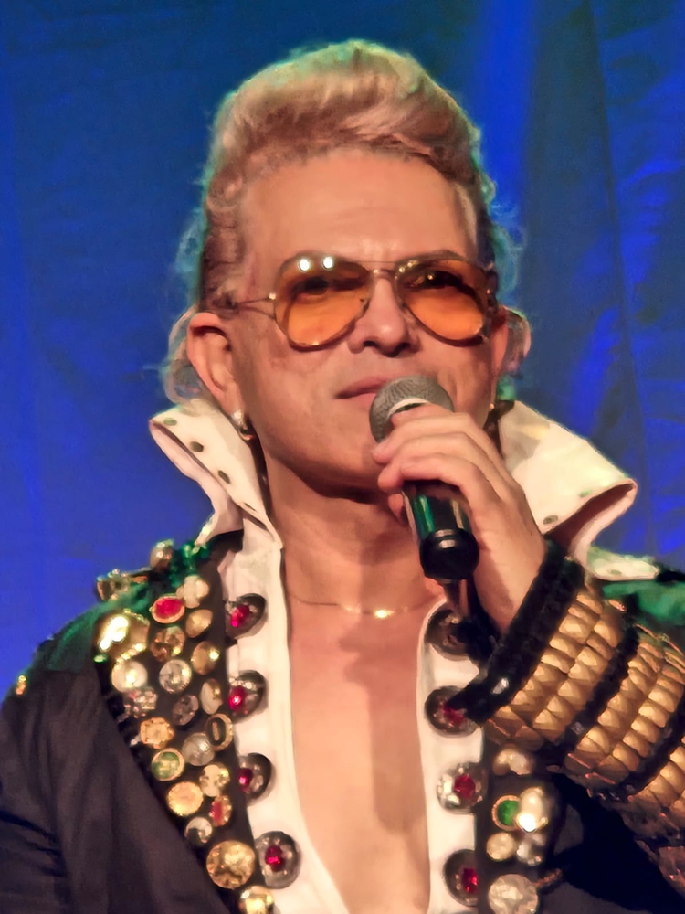 Neris Cavalcante dá um show, literalmente, com latéia lotada