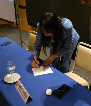 Lilian Medeiros se filia a um partido político e emociona os presentes