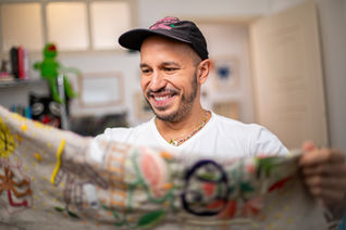 Instalação de Pedro Luís leva arte têxtil à paisagem da Rio Fashion Week