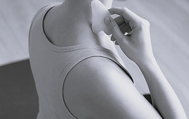 guasha steen met yoga.JPG