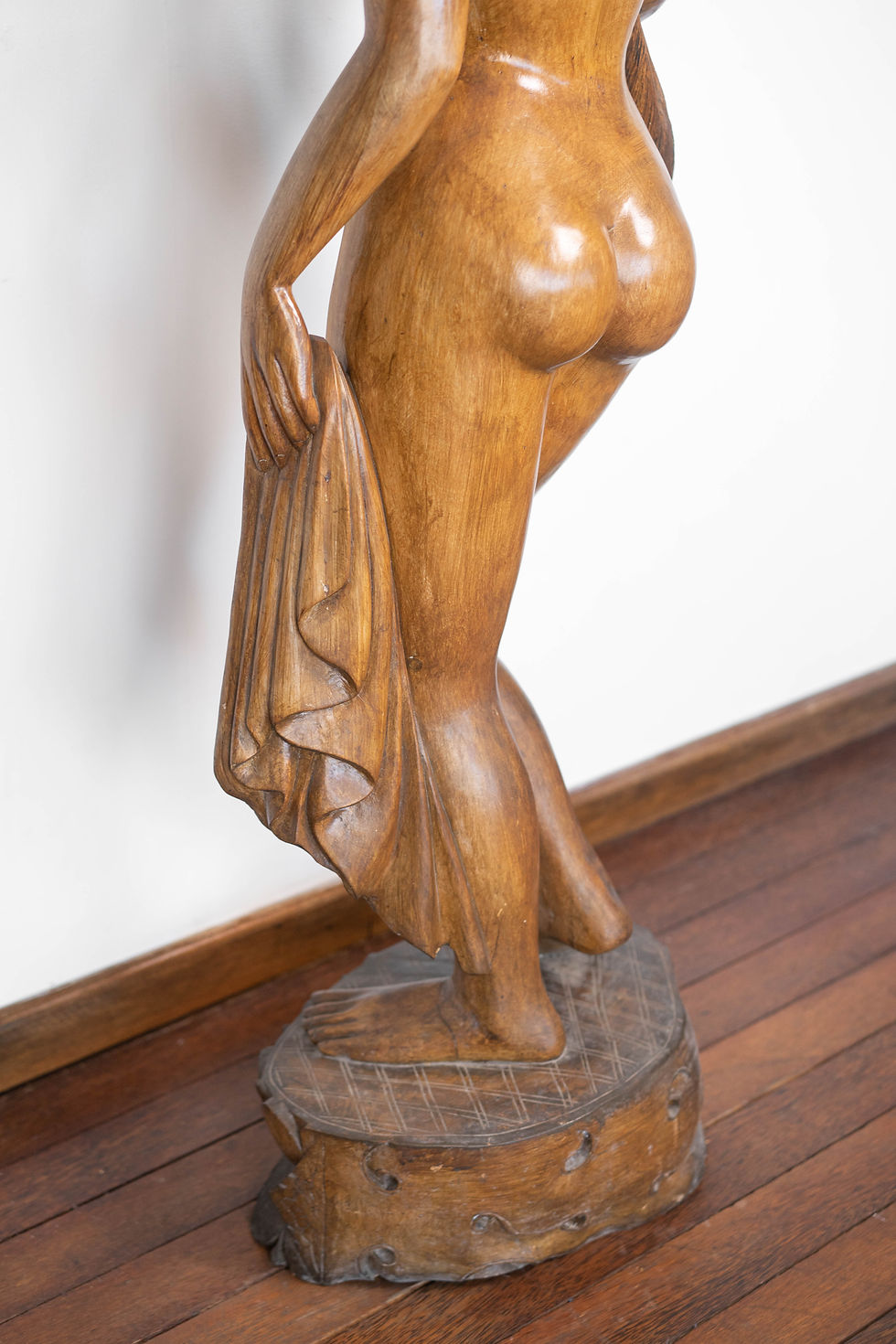Thumbnail: Life-size Balinese Woman Statue