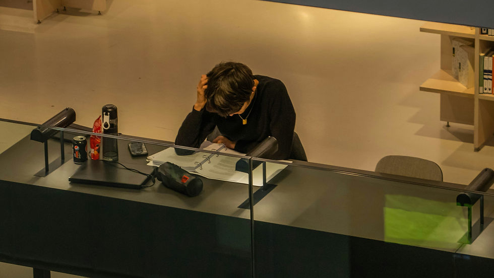 Student staying consistent with studying despite low motivation — the challenge this guide addresses.