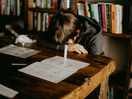 Student struggling to retain information from cramming — the common experience that spaced repetition solves.
