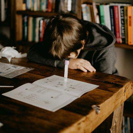 Student struggling to retain information from cramming — the common experience that spaced repetition solves.